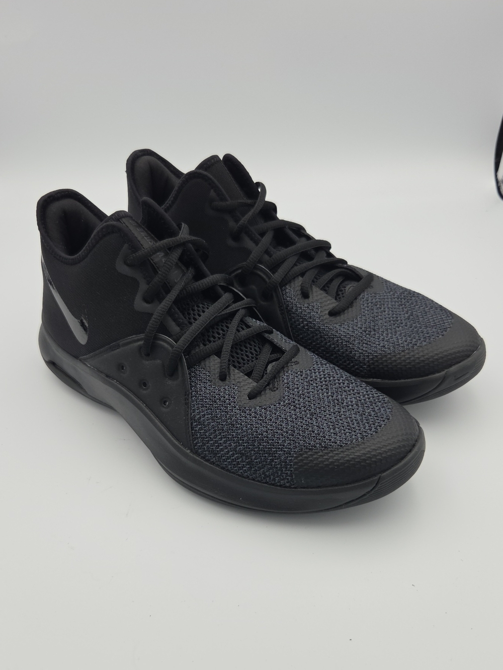 Nike Men's Black and Charcoal/Green Low-Top Basketball Sneakers Size 9.5